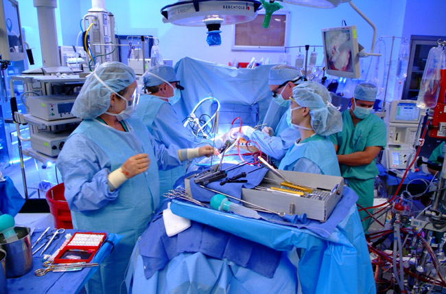 Médicos realizando una cirugía cardiovascular